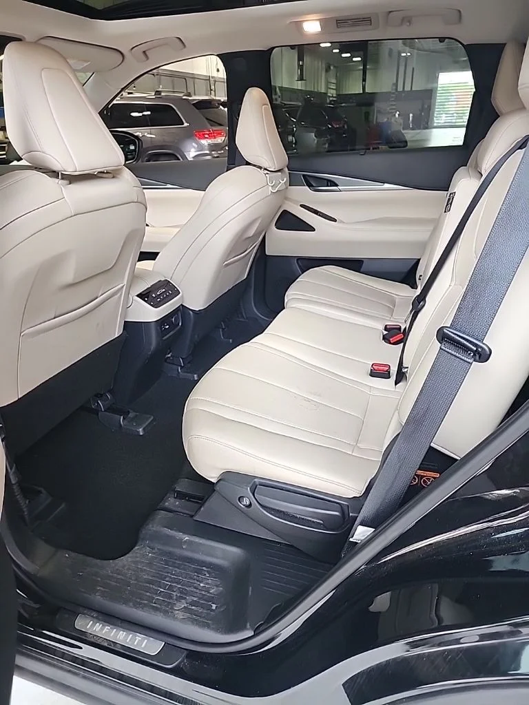 Used 2023 Black INFINITI LUXE image 9