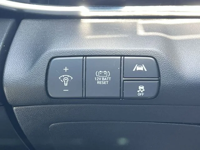 Used 2023 White Hyundai Blue image 28
