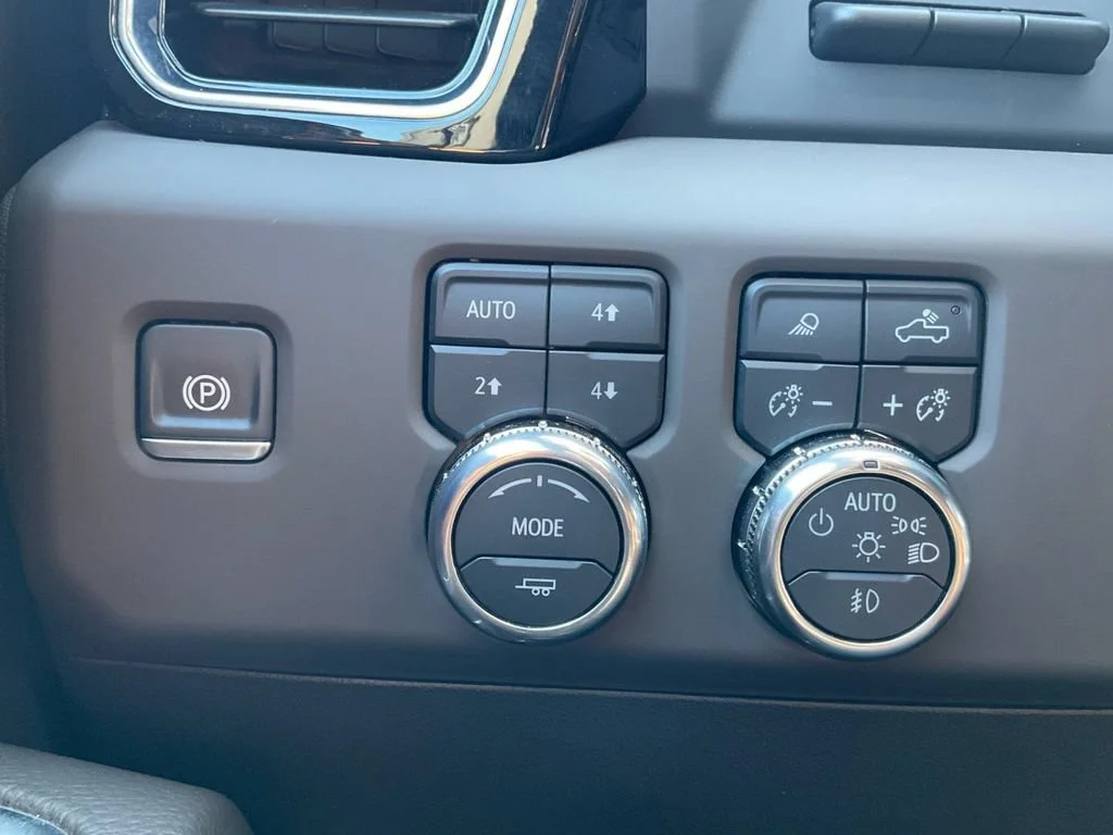 Used 2025 White Frost Tricoat GMC Denali image 34
