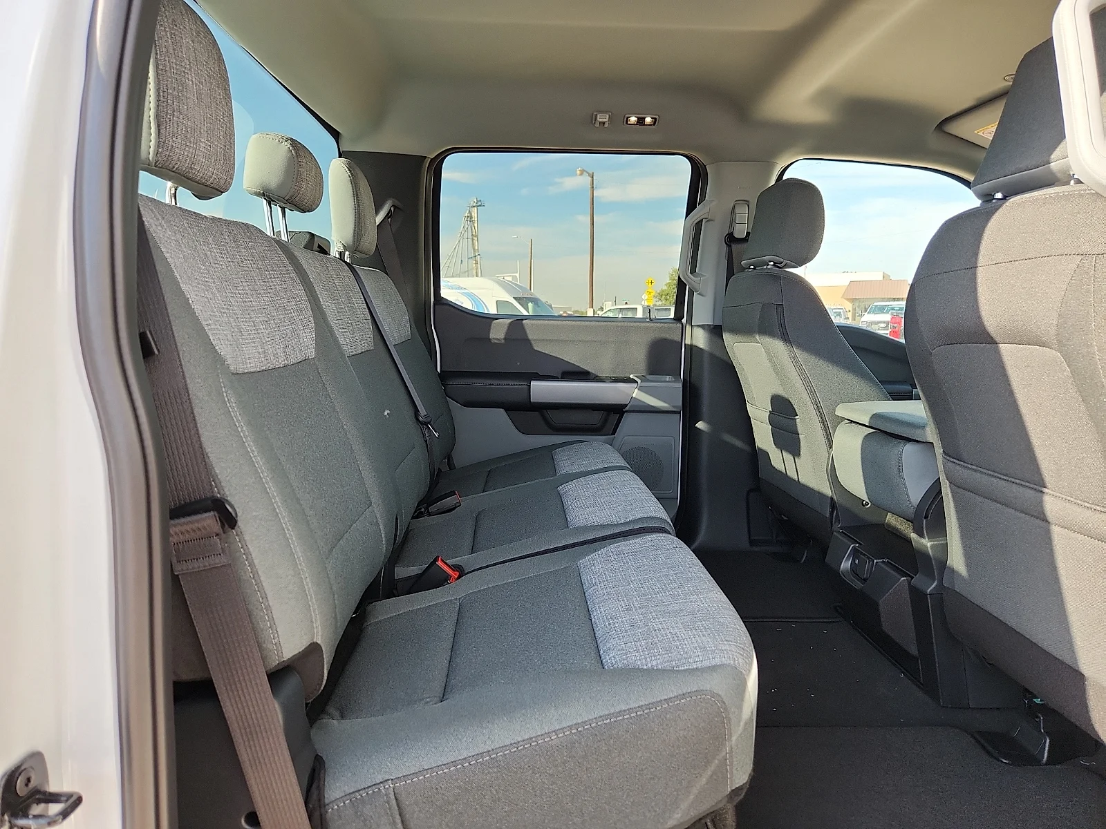 New 2027 Oxford White Ford XLT image 19