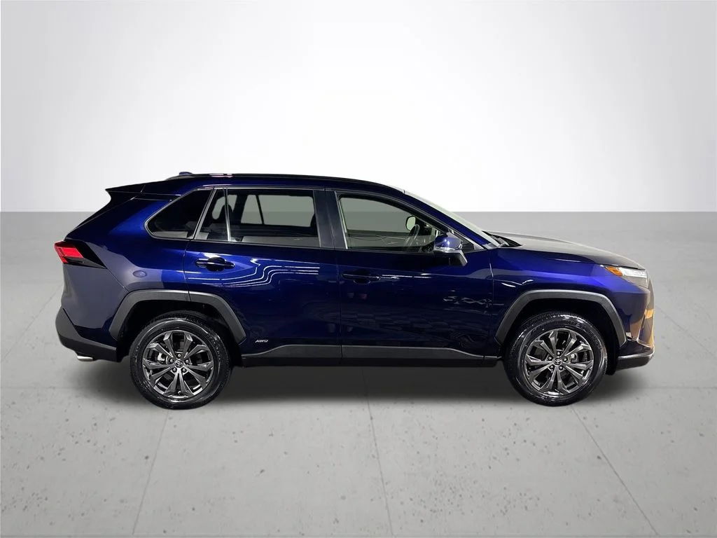 Used 2023  Toyota XLE Premium image 5