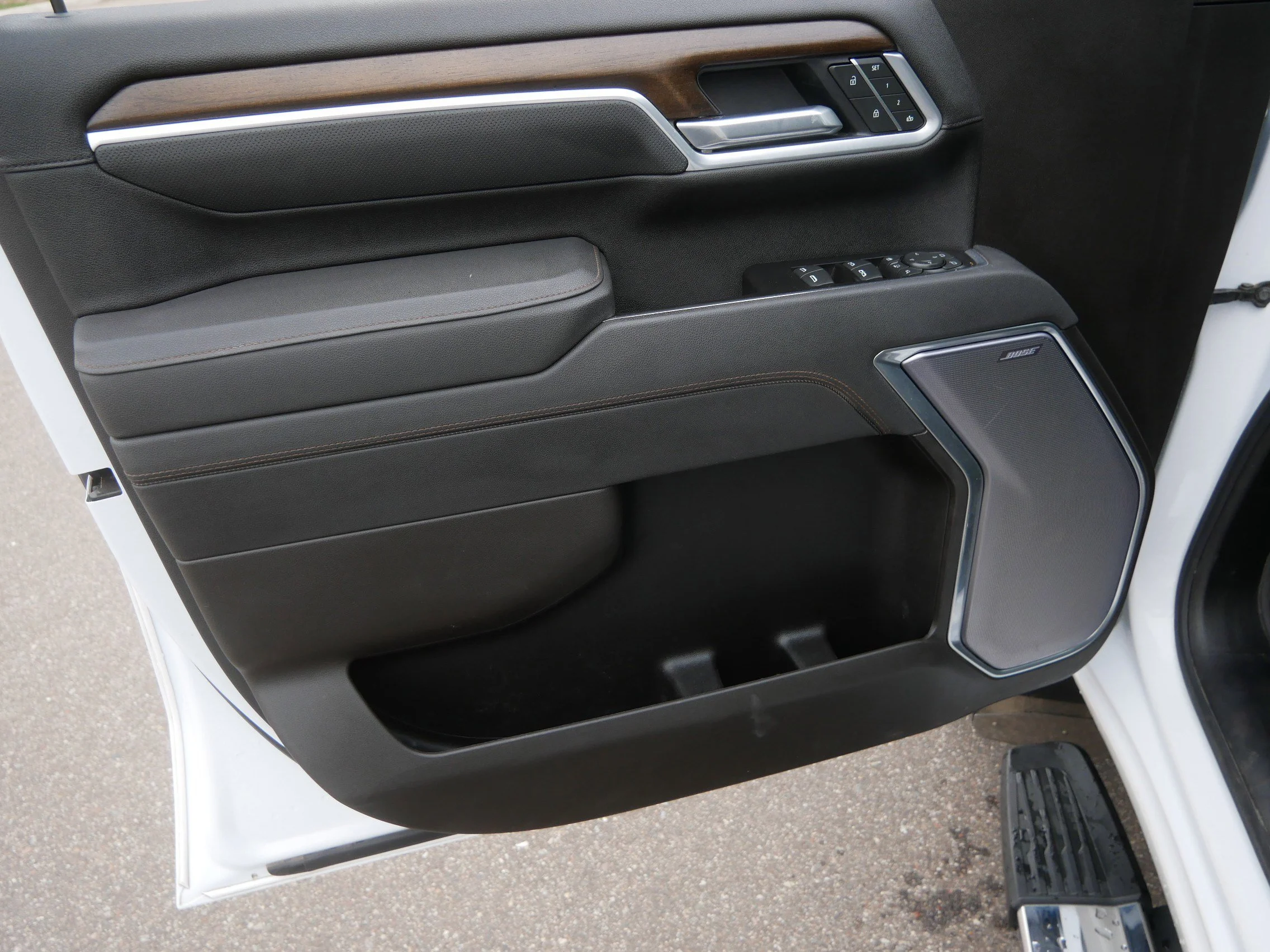 Used 2025 Iridescent Pearl Tricoat Chevrolet High Country image 23