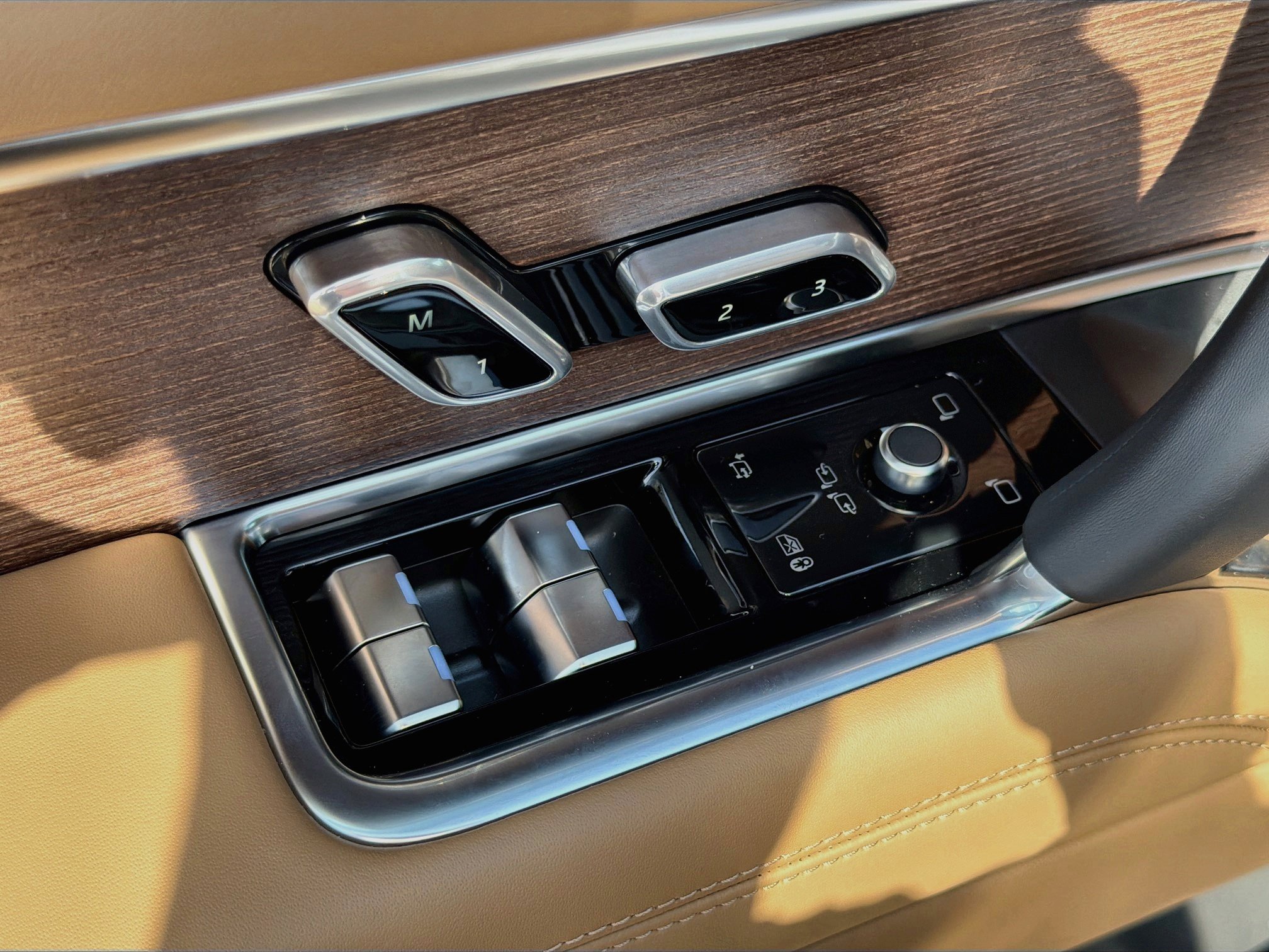 New 2027 Fuji White Land Rover SE image 23