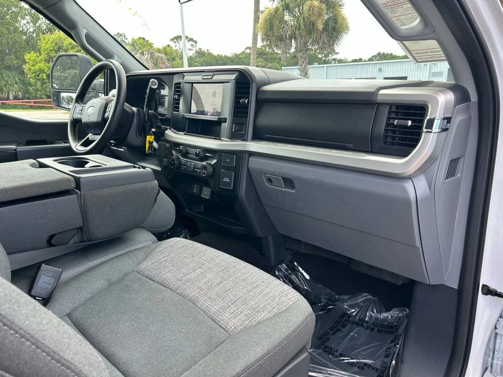 Used 2025 Oxford White Ford XLT image 39