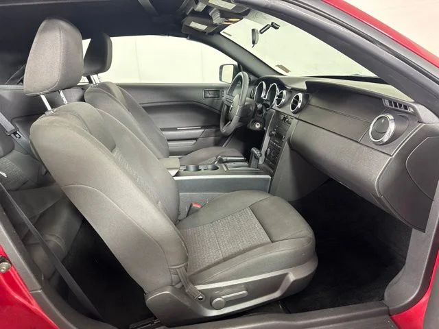 Used 2005 Red Ford V6 image 4