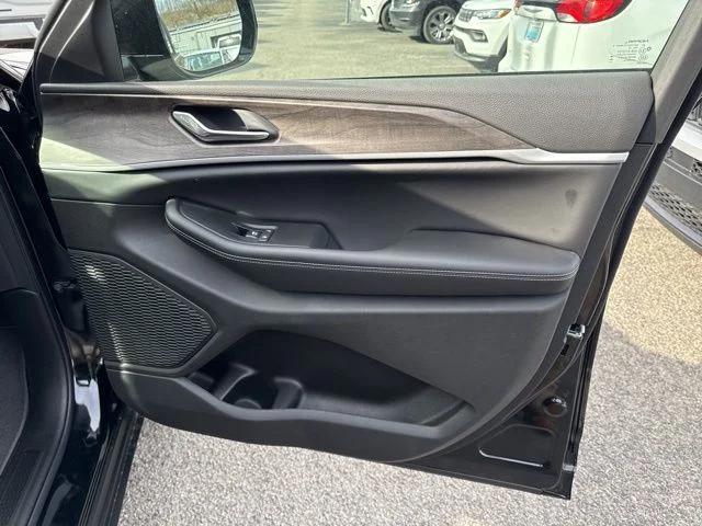 New 2026 Diamond Black Crystal Pearl-Coat Exterior Paint Jeep Altitude image 27
