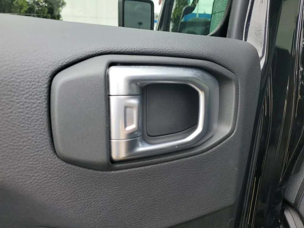 Used 2024  Jeep Sahara image 17