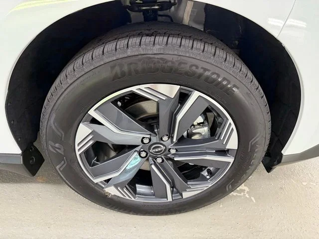New 2025 Everest White TriCoat Nissan SL image 4