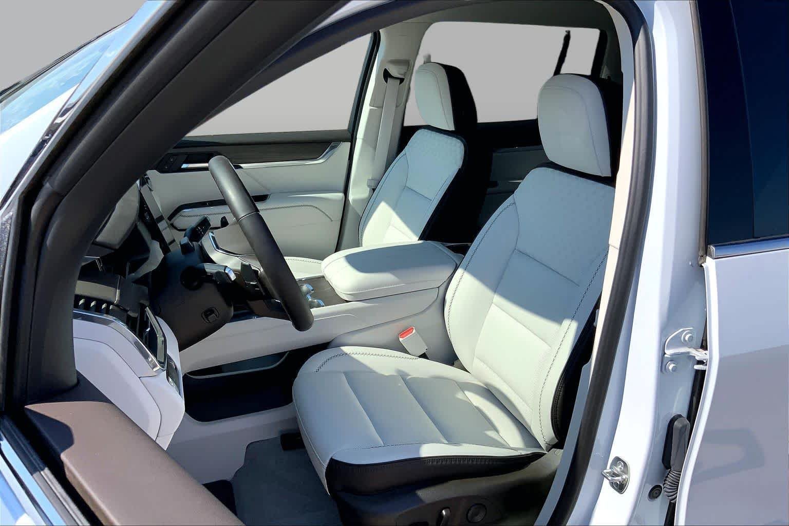 Used 2026 Glacier White Tricoat GMC FWD Denali image 8