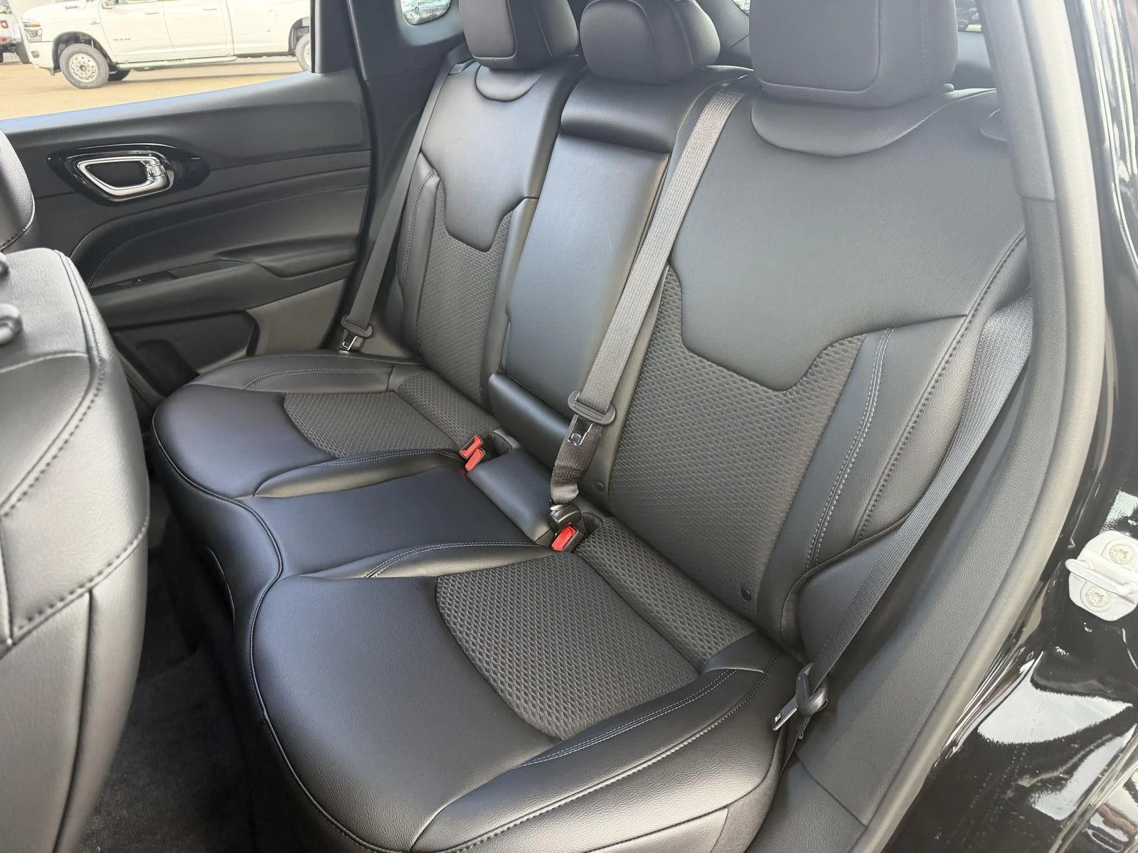 New 2026 Diamond Black Crystal Pearlcoat Jeep Latitude Altitude image 17
