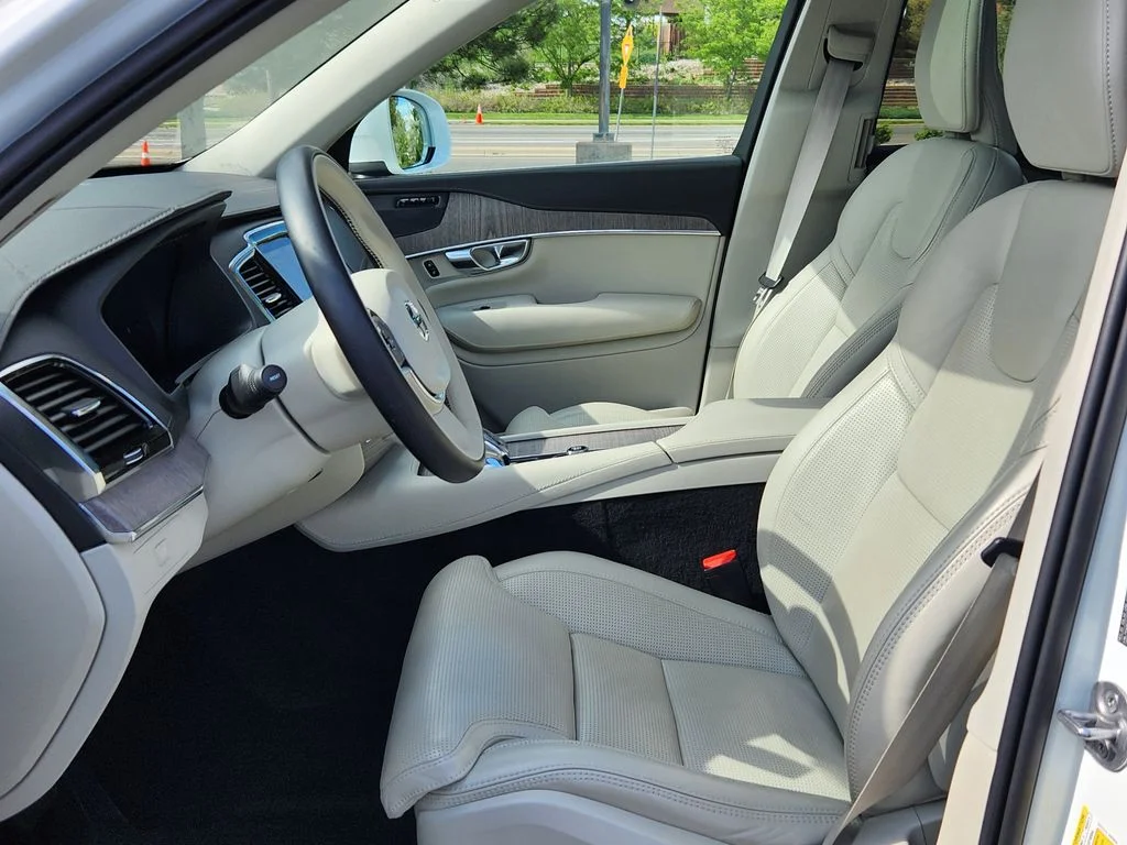 Used 2023 Crystal White Metallic Volvo Ultimate image 8