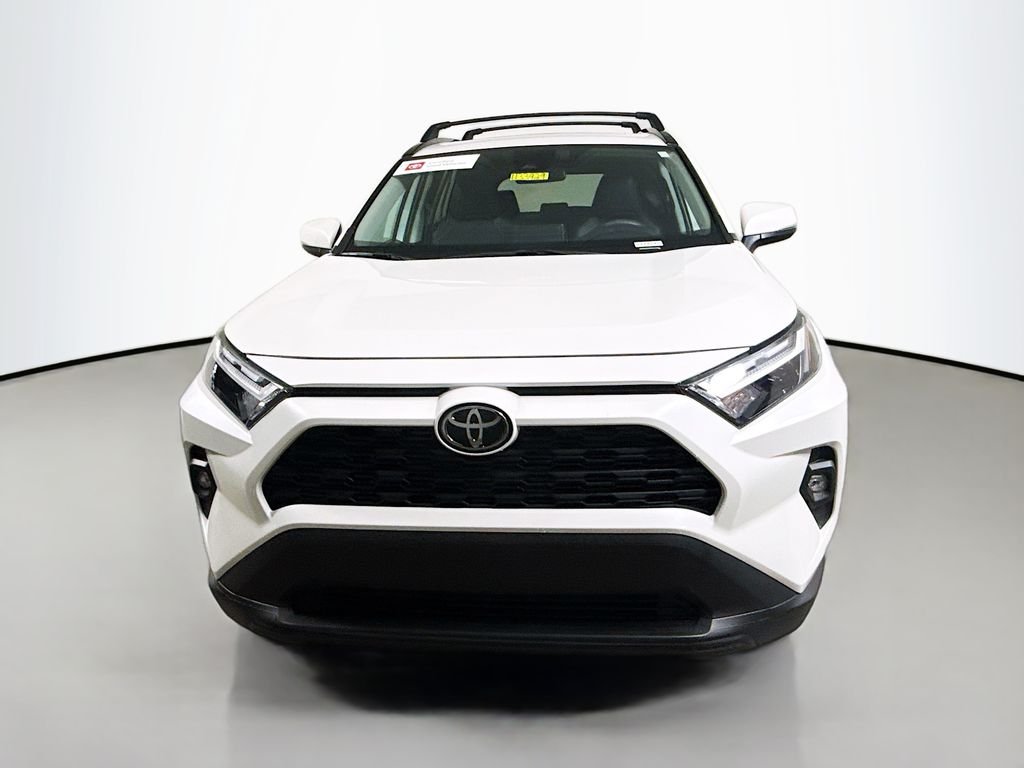 Used 2025 Wind Chill Pearl Toyota XLE Premium image 2