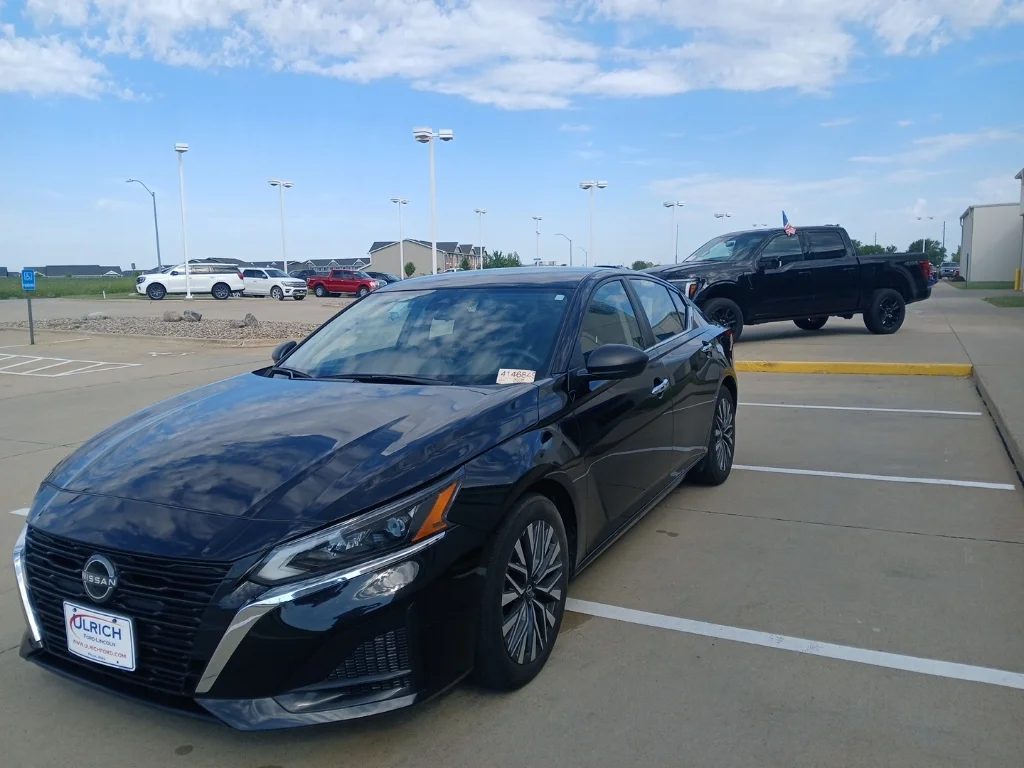 Used 2024 Super Black Nissan 2.5 SV image 4