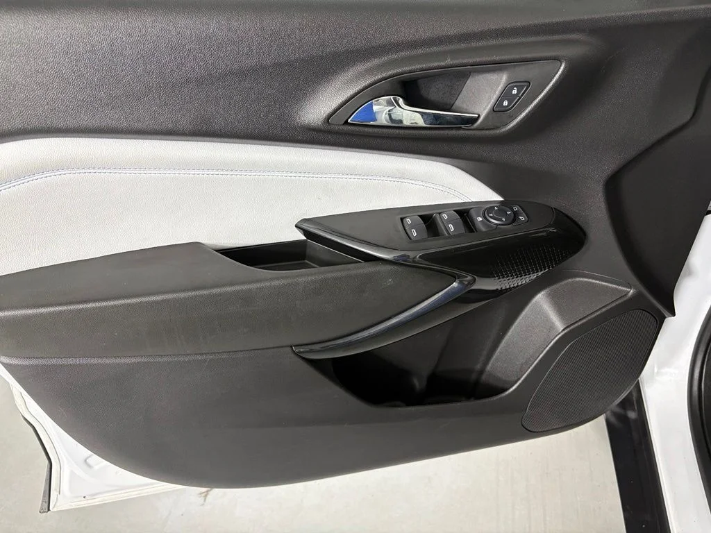 Used 2025 White Chevrolet LT image 16