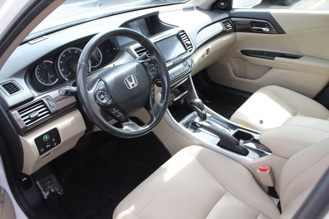 Used 2017 White Honda Touring image 3