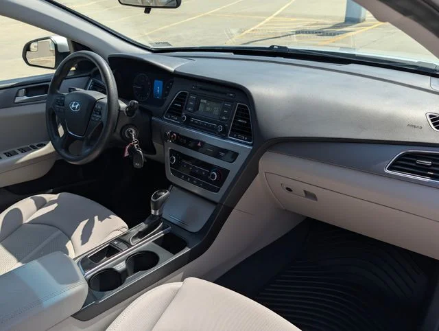 Used 2017 Silver Hyundai Base image 9