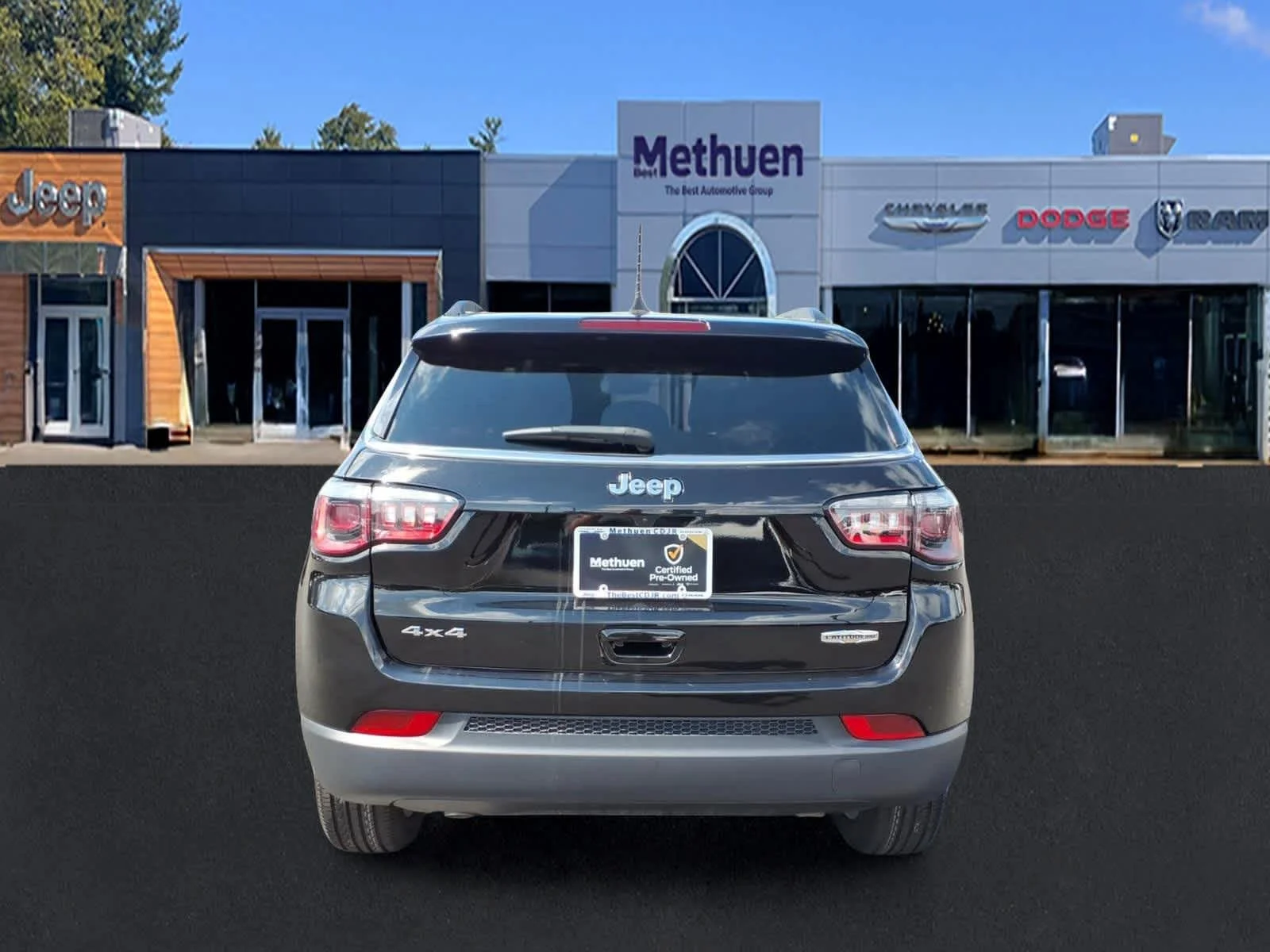 Used 2024 Diamond Black Crystal Pearlcoat Jeep Latitude Lux image 5