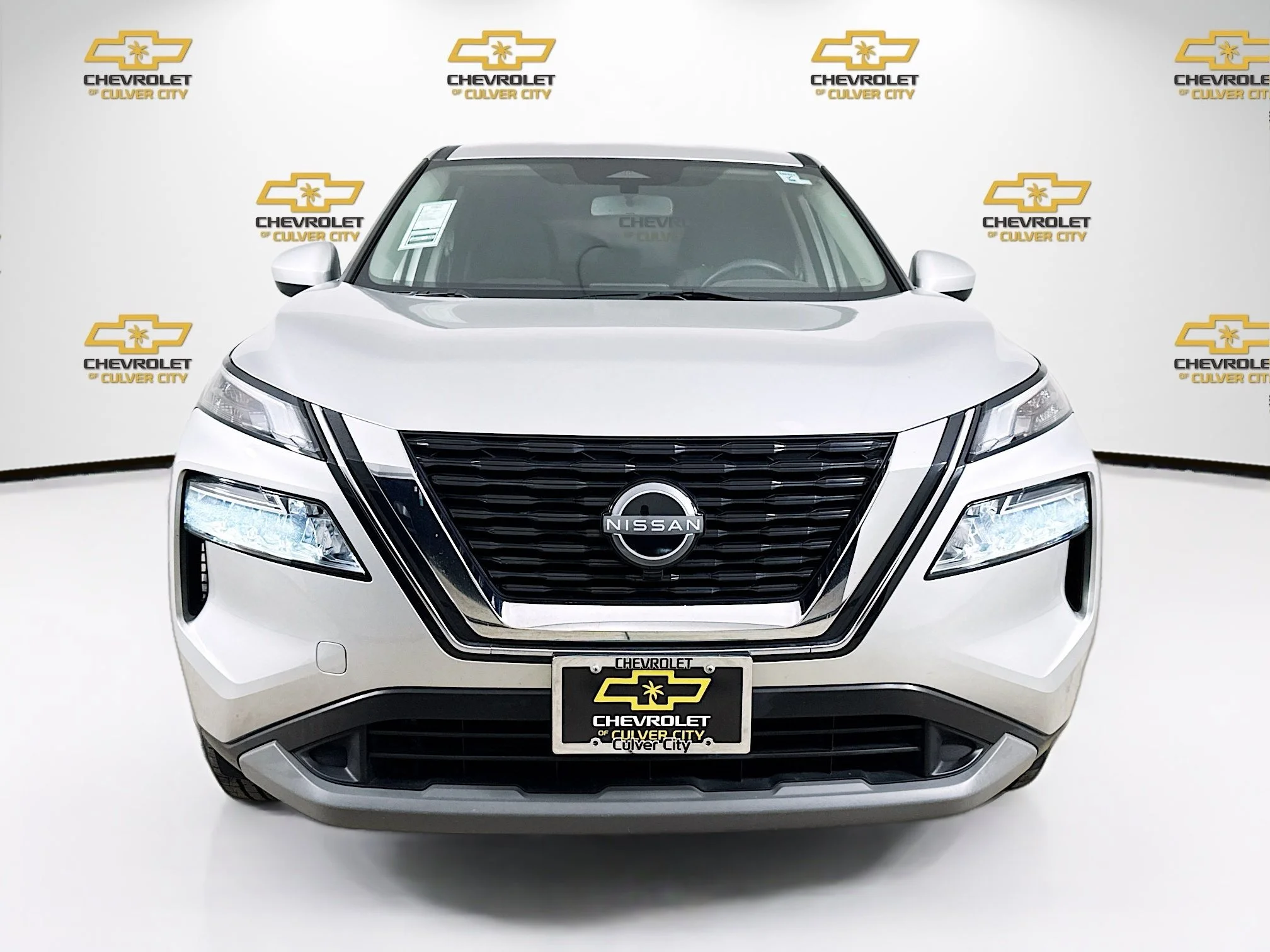 Used 2023  Nissan SV image 2