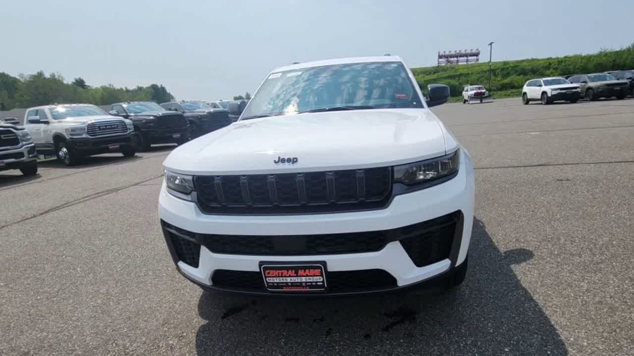 New 2026 Bright White Clear-Coat Exterior Paint Jeep Laredo Altitude image 3