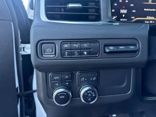 Used 2023 White GMC Denali image 27