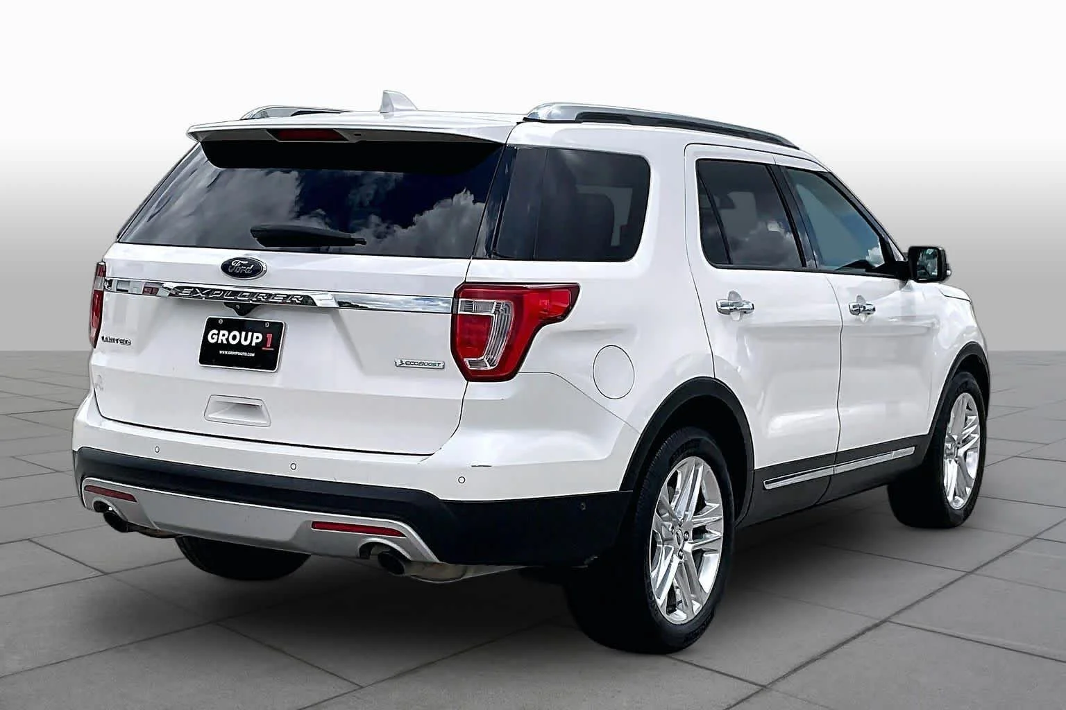 Used 2017 White Platinum Metallic Tri-Coat Ford Limited image 13