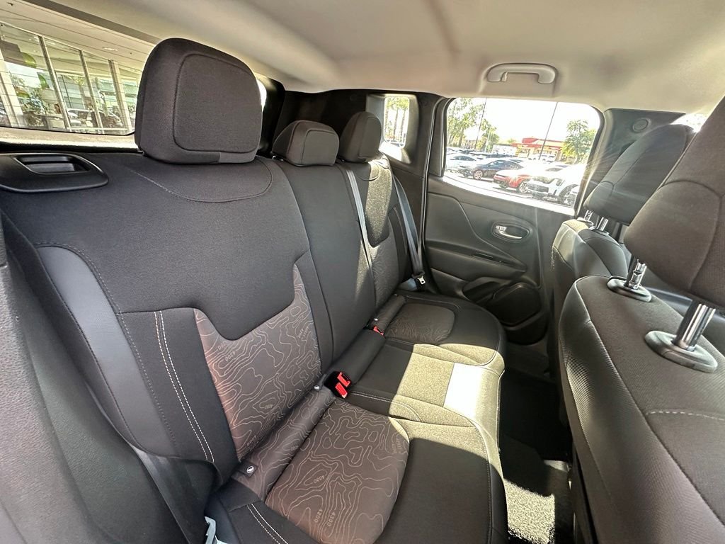 Used 2023 White Jeep Latitude image 17