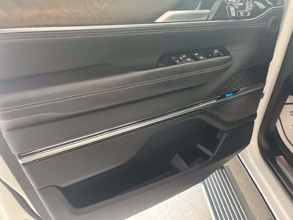 Used 2024 White Jeep Base image 11