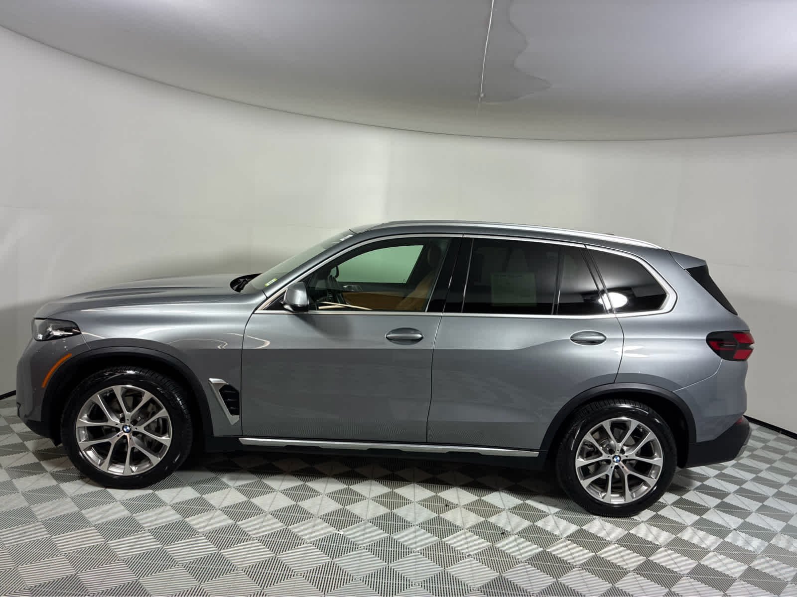 Certified Used 2024 Skyscraper Grey Metallic BMW xDrive40i image 2