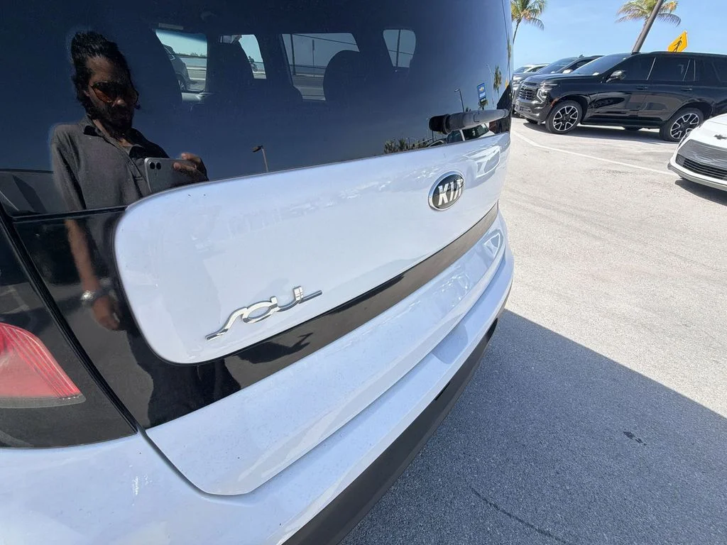 Used 2018 White Kia Base image 39