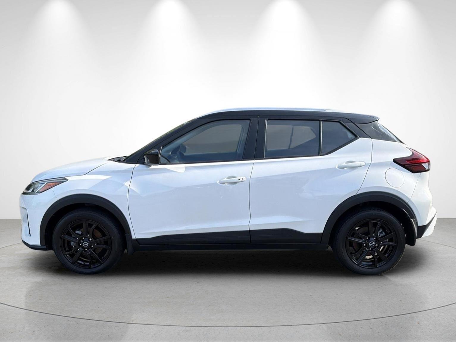 Used 2023 Aspen White Tricoat/Super Black Nissan SV image 2