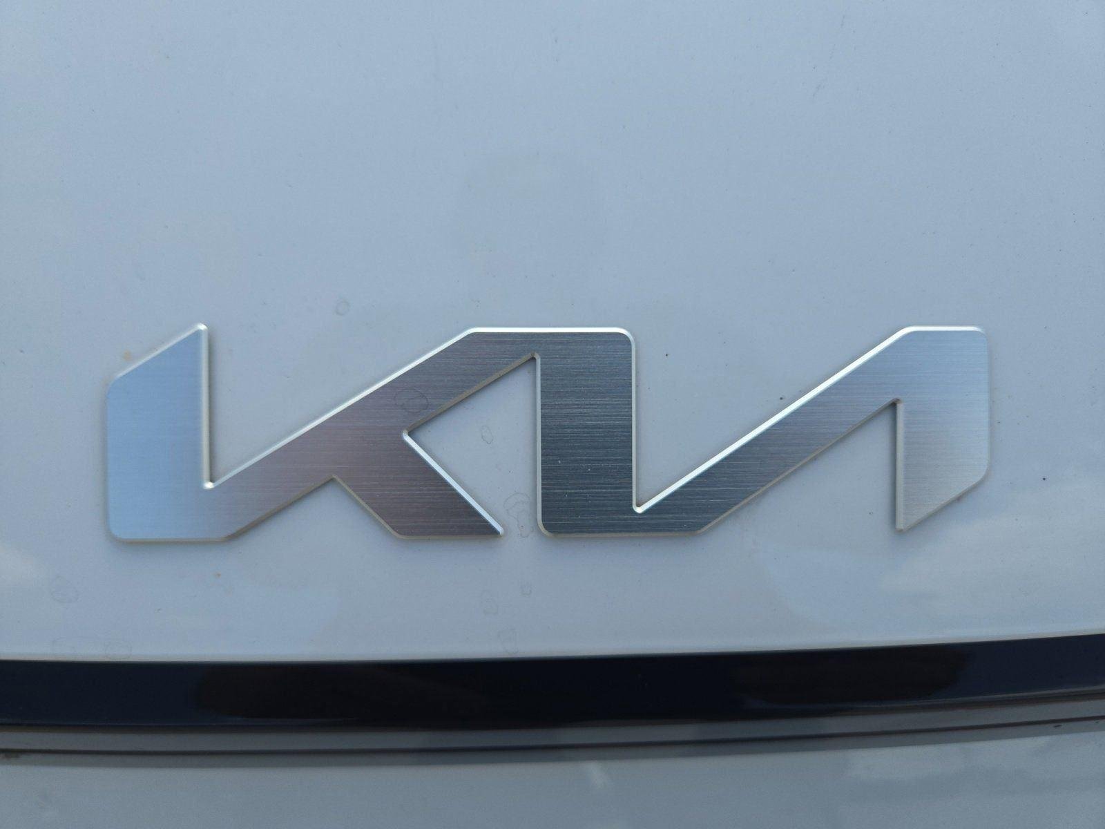 Used 2025 Glacial White Pearl Kia Light image 11