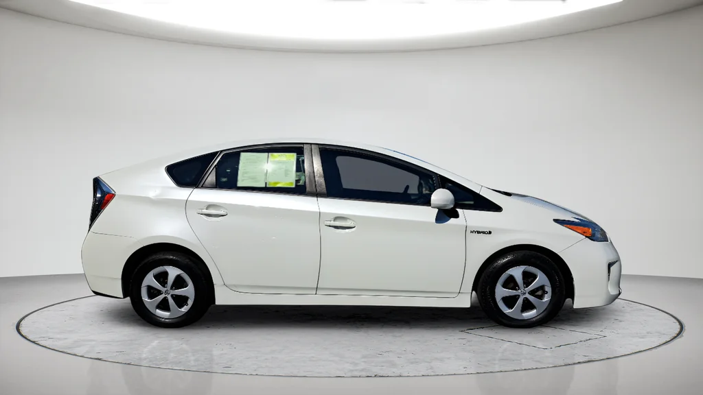 Used 2015 White Toyota Three image 2