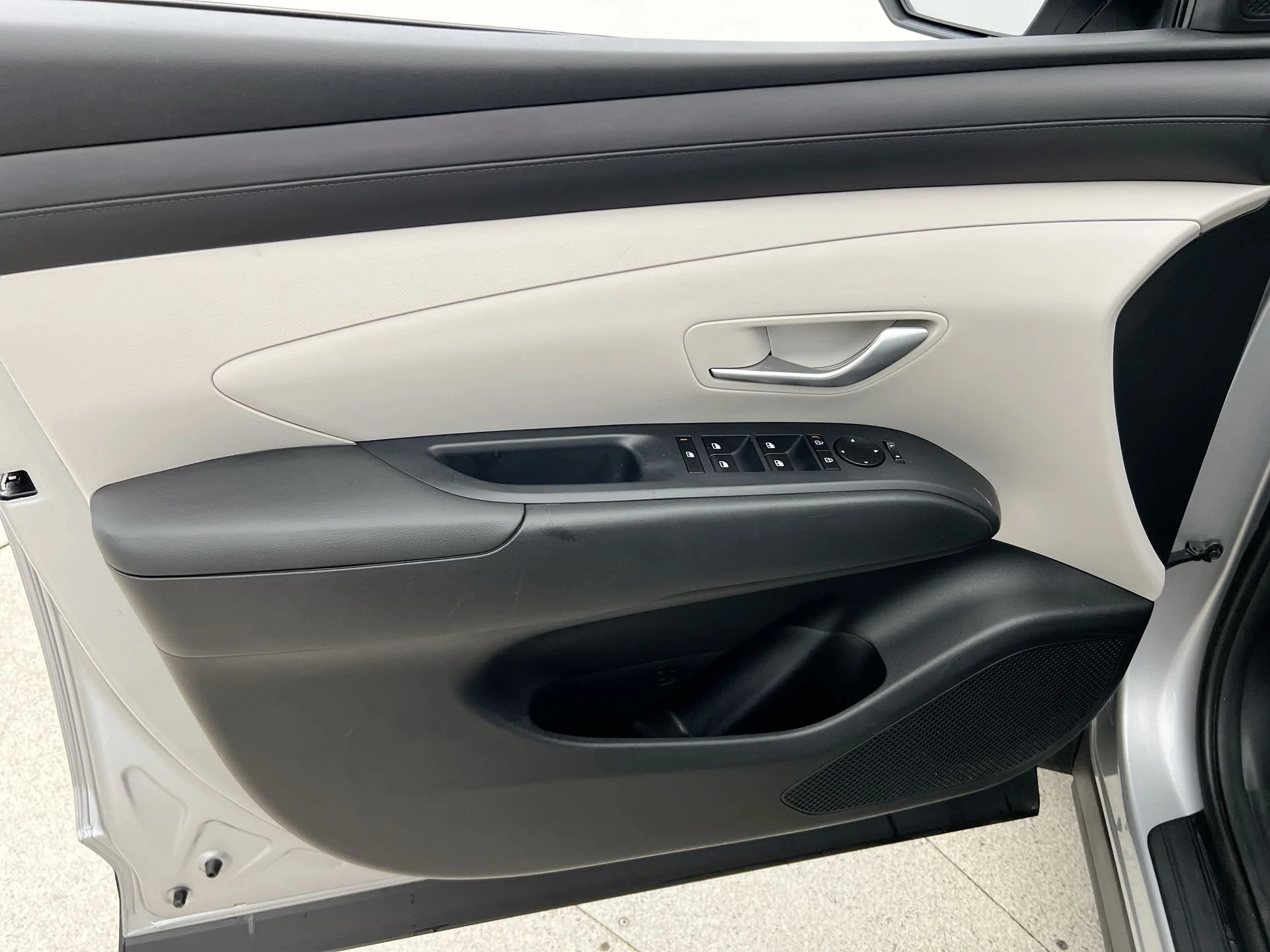 Used 2025 Silver Hyundai SEL image 21