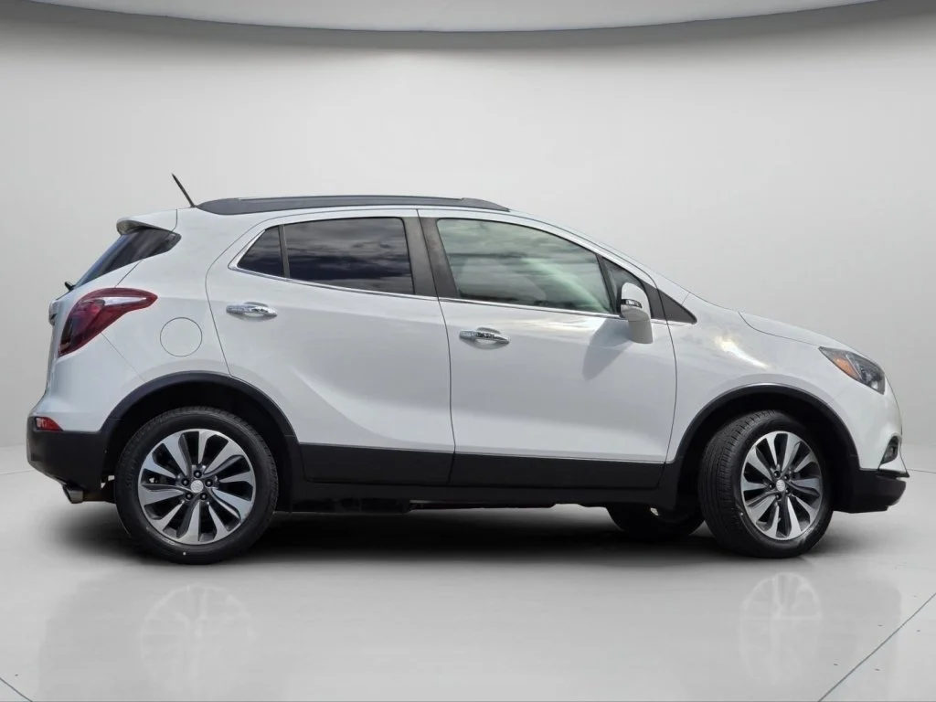Used 2018 Summit White Buick Essence image 23