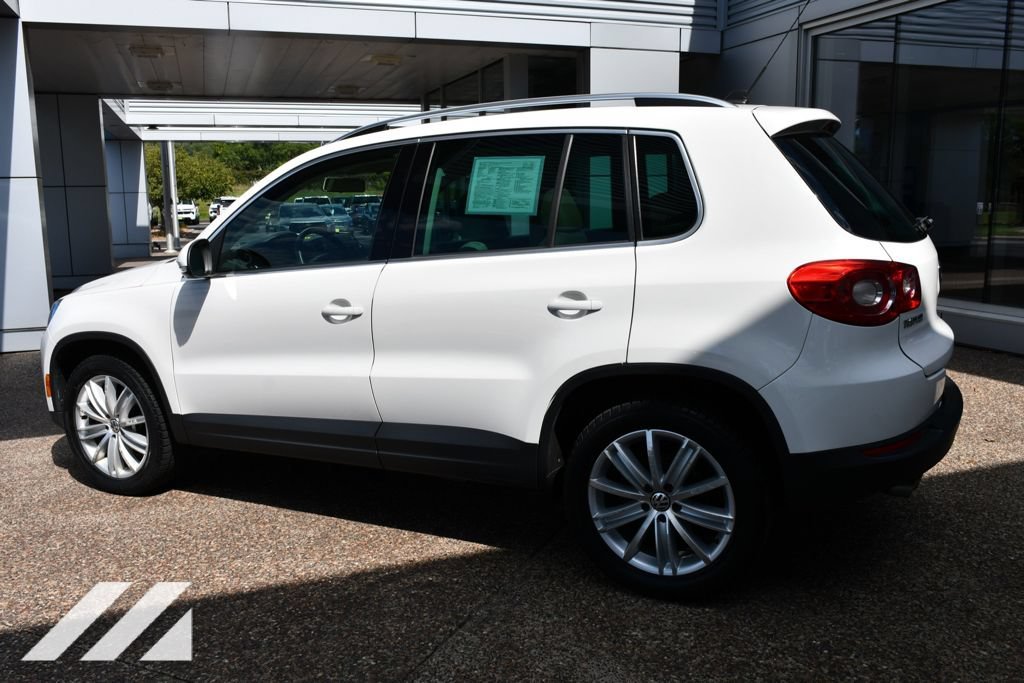 Used 2010  Volkswagen SE image 4