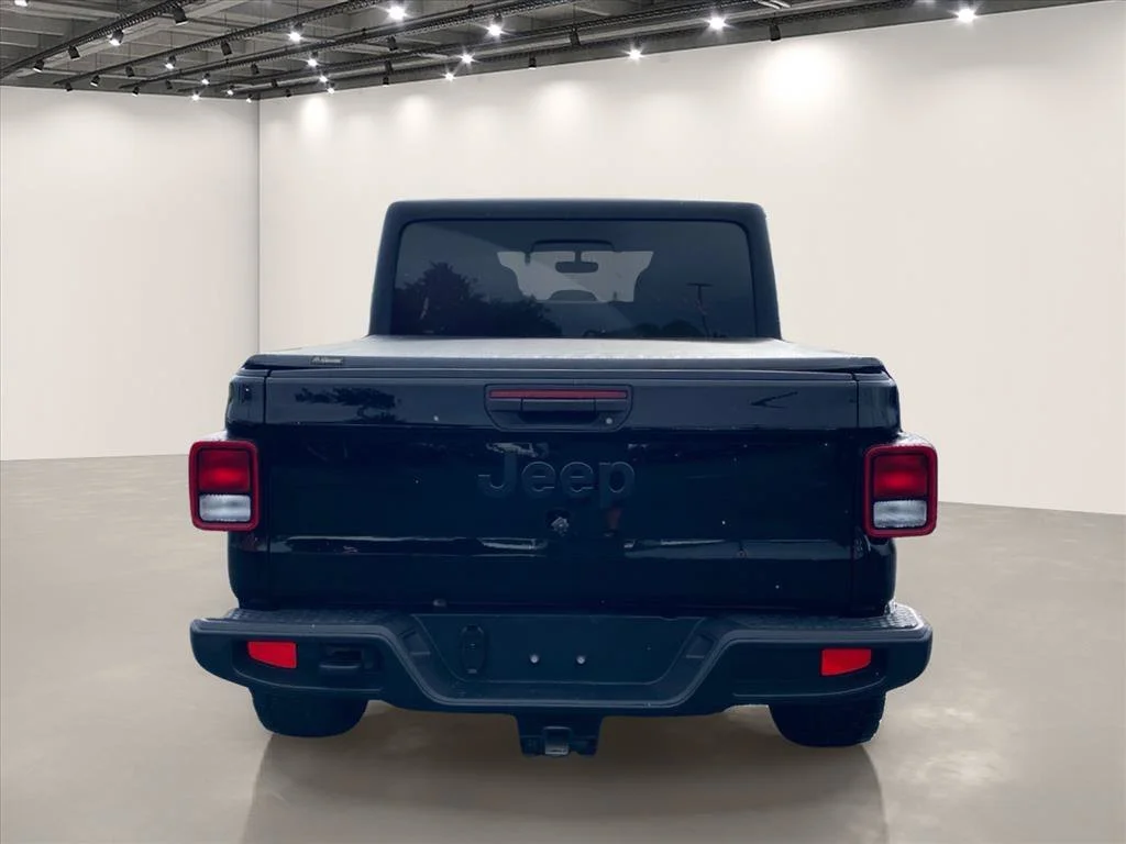 Used 2022 Black Clearcoat Jeep Altitude image 6