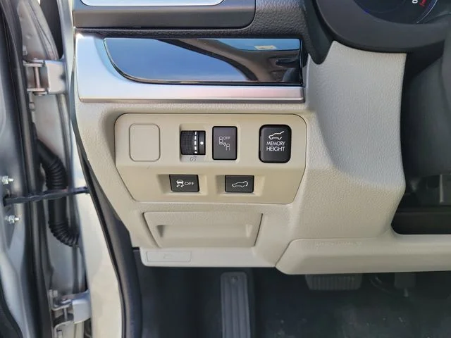 Used 2018 Silver Subaru 2.5i Limited image 15