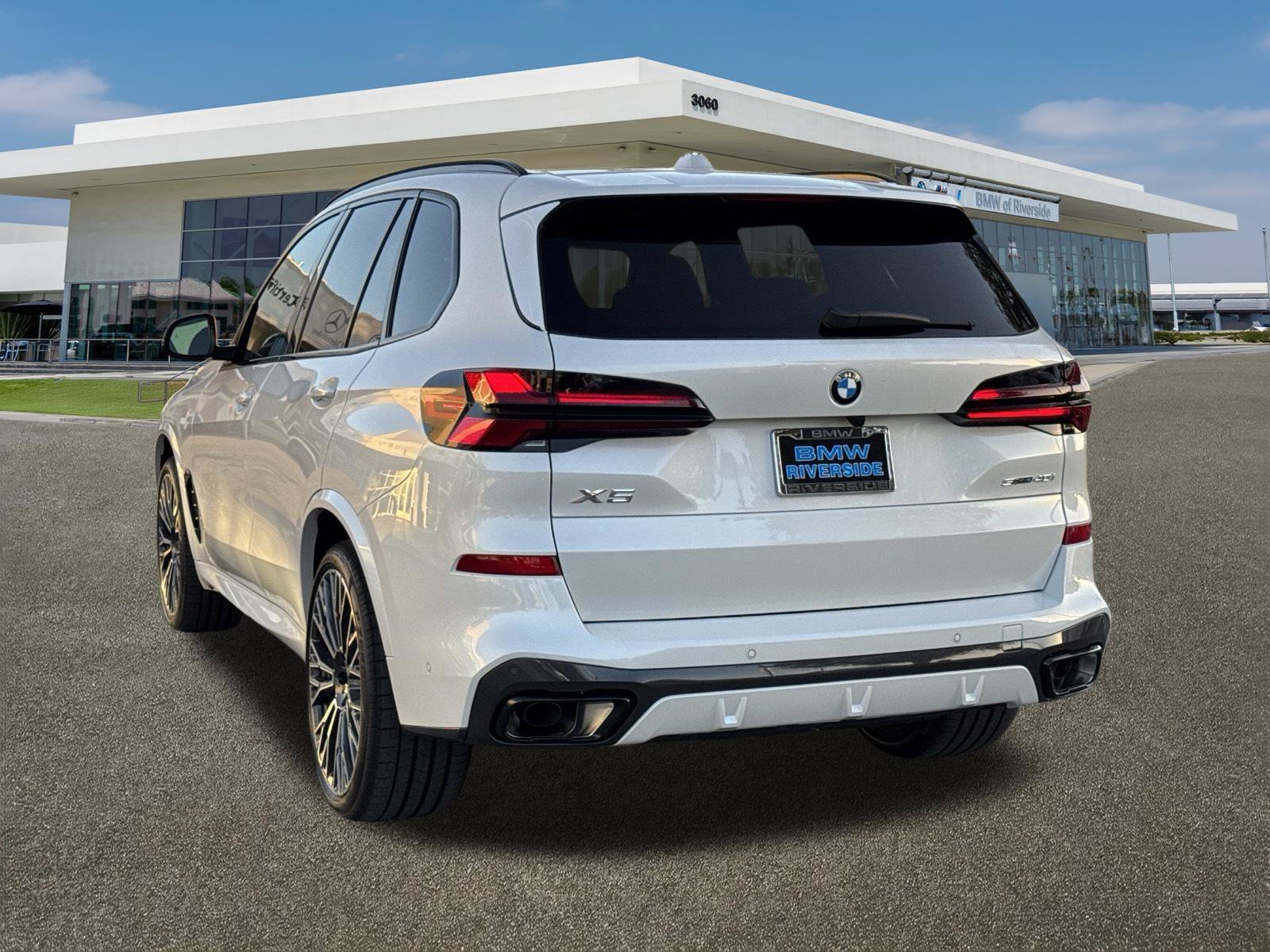 New 2026 Mineral White Metallic BMW sDrive40i image 7