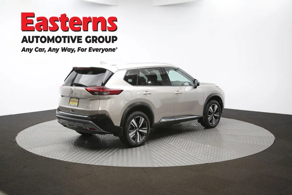 Used 2022 Silver Nissan SL image 39