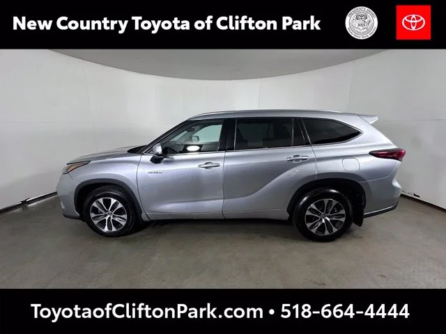 Used 2021 Silver Toyota XLE image 4