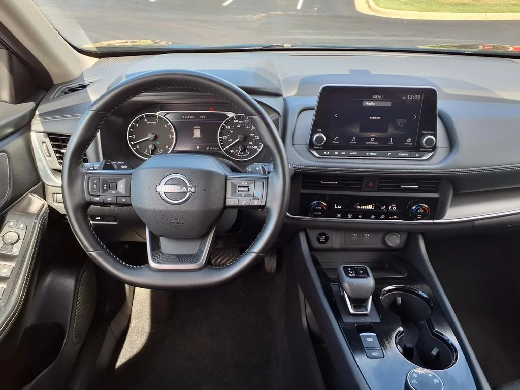 Used 2025 Super Black Nissan SV image 13