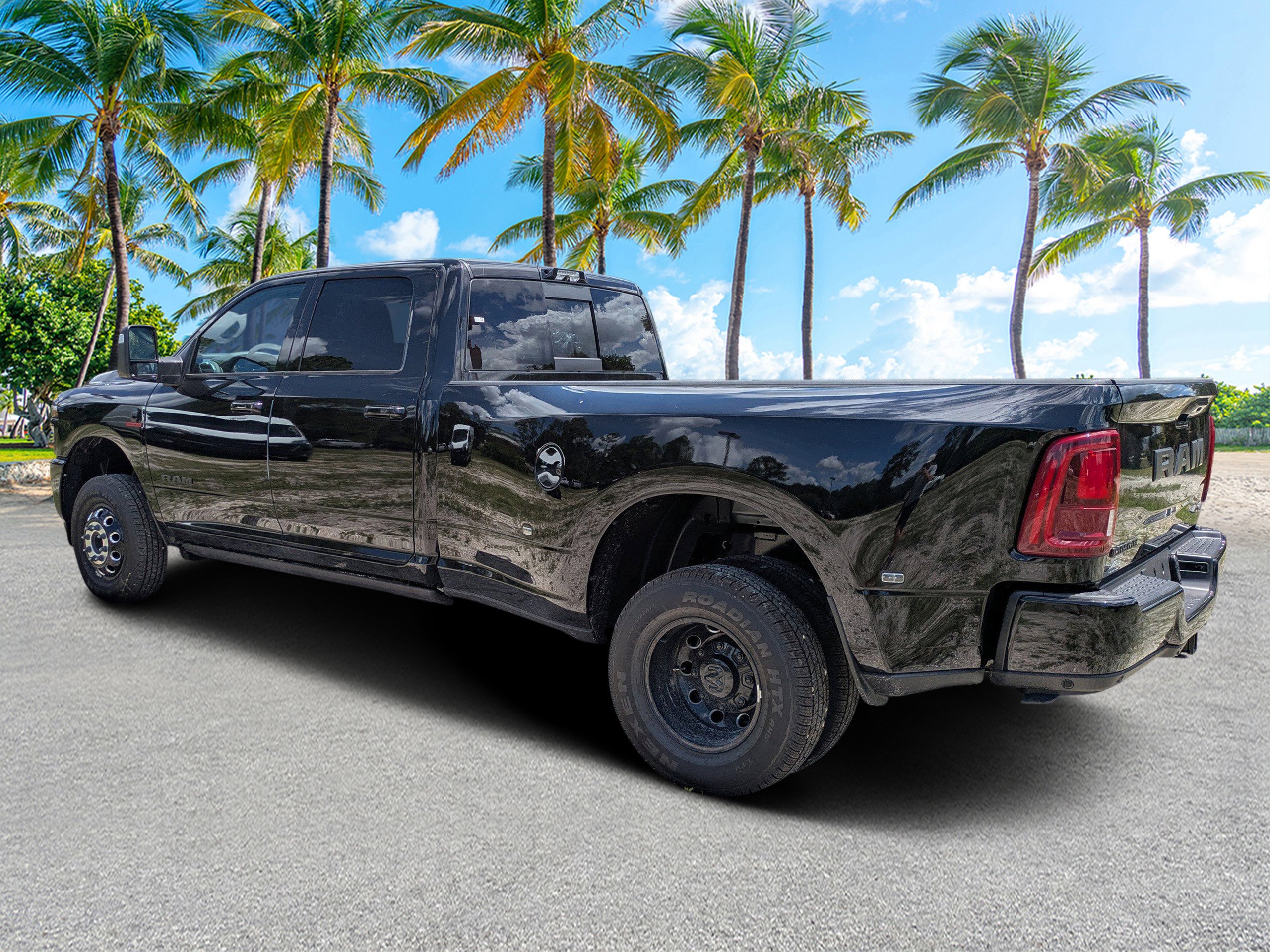 New 2026 Diamond Black Crystal Pearl-Coat Exterior Paint RAM Laramie image 5