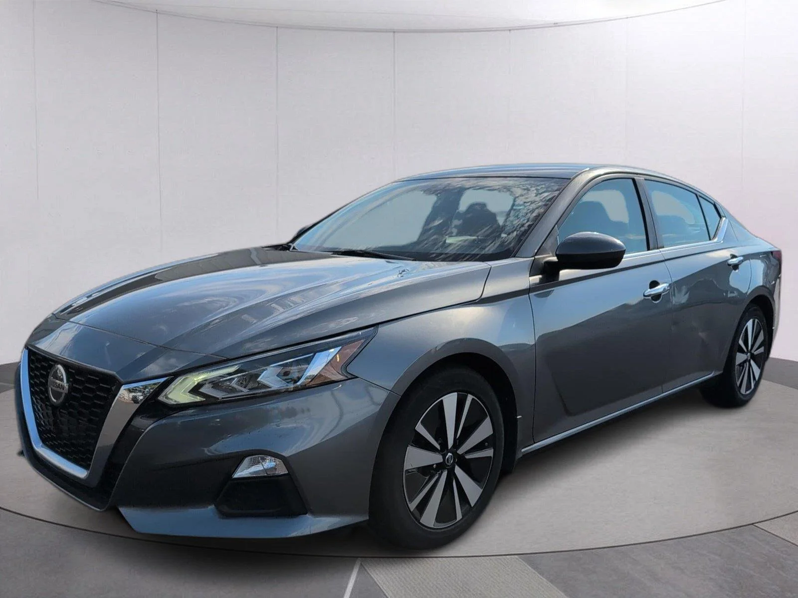 Used 2022 Gun Metallic Nissan 2.5 SV image 1