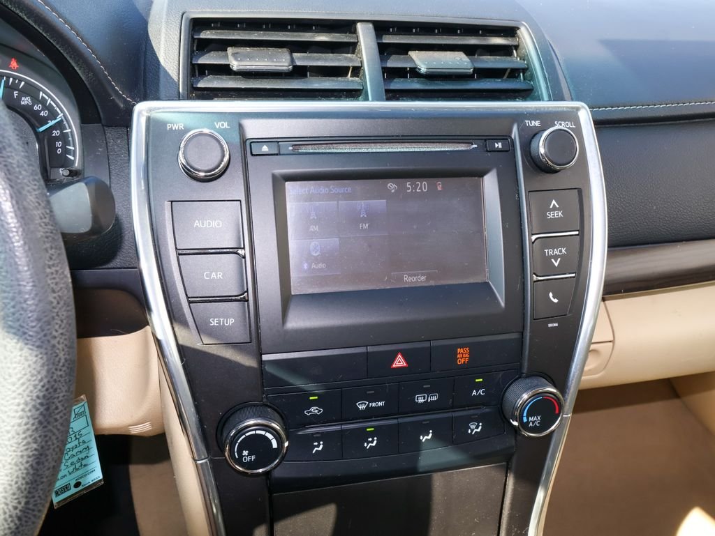 Used 2015 White Toyota LE image 17