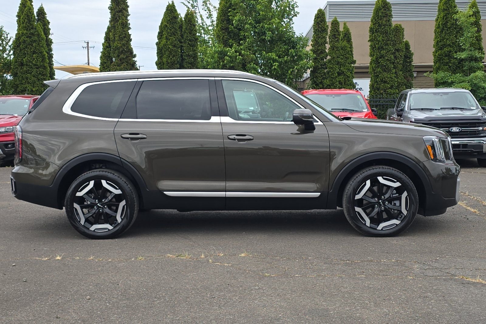 Used 2024 Green Kia EX image 3