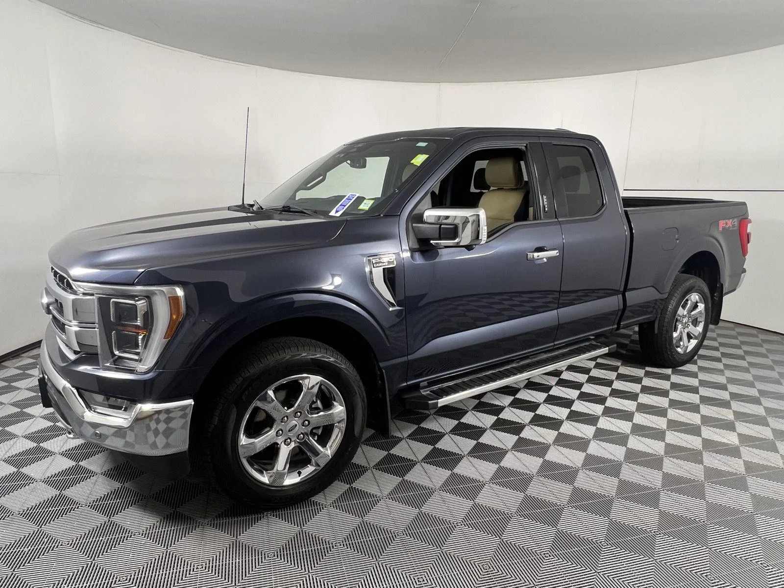 Used 2022 Smoked Quartz Metallic Tinted Clearcoat Ford LARIAT image 6