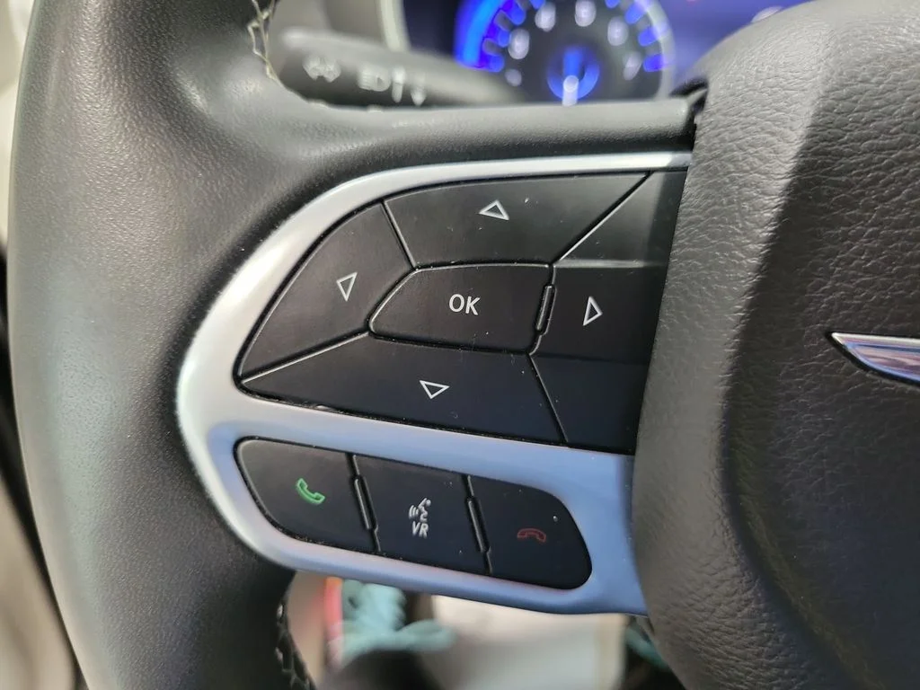 Used 2022 Black Chrysler Touring L image 40