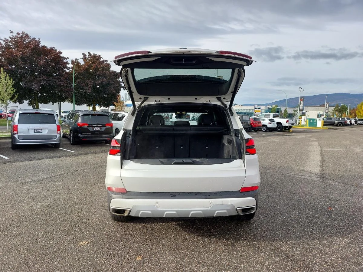 Used 2024 White BMW xDrive40i Sports Activity Vehicle image 8