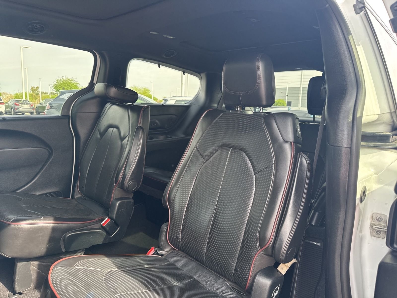 Used 2020 Bright White Clearcoat Chrysler Limited image 19