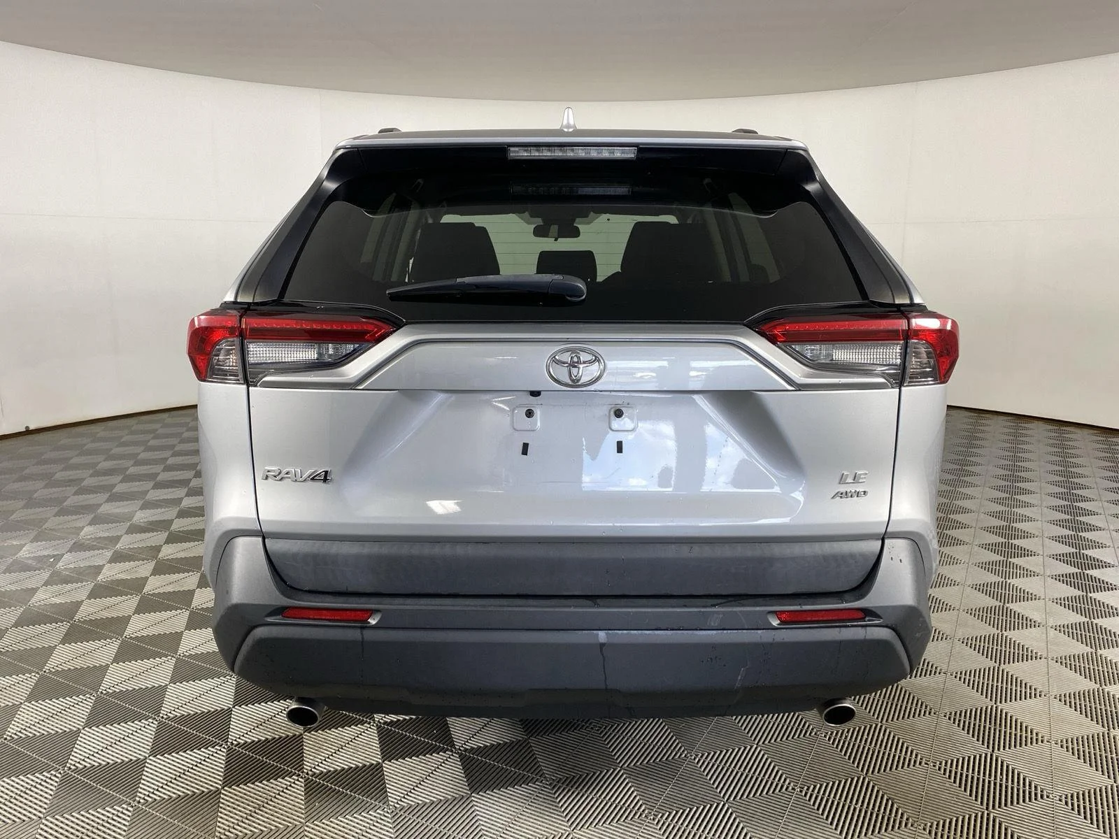 Used 2019 Gy Toyota LE image 6